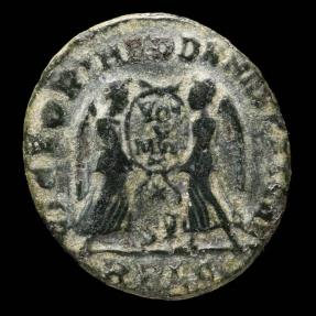 Ancient Coins - Magnentius - VICTORIAE DD NN AVG ET CAES, Lyon - 22 mm / 4.37 gr.