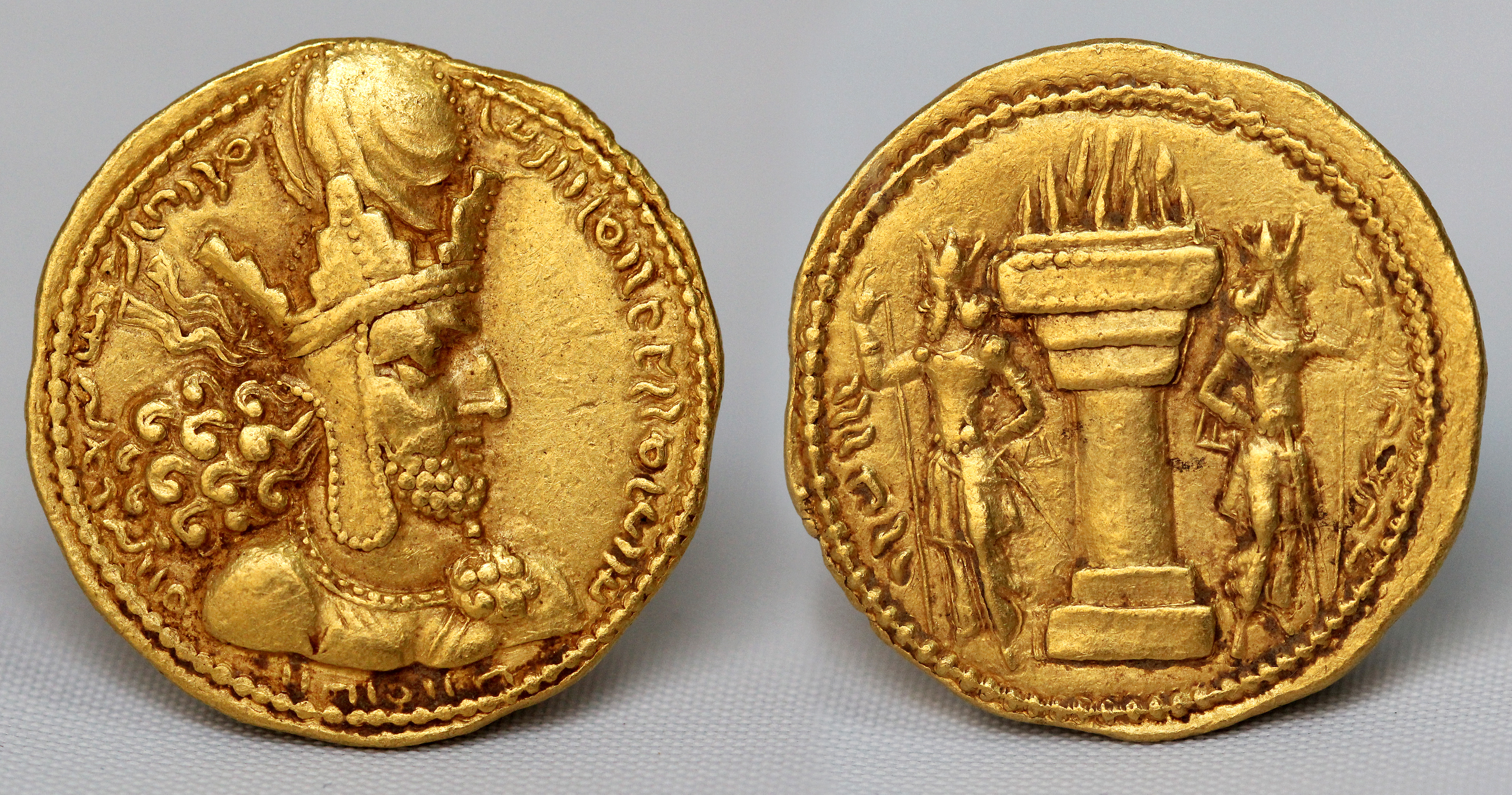 SASANIAN KINGS. Shahpur I. AD 240-272. Gold Dinar. Rare variety