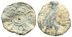 World Coins - PERIODO DE TAIFAS O ALMORÁVIDE. Amuleto monetiforme diminuto. (Pb. 0,64g/10mm). Posiblemente Siglo XI-XII. Anv: Una amplia banda circular epigráfica de escritura cúfica de astas l