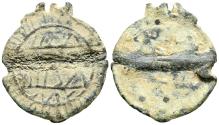 World Coins - PERIODO EMIRAL O CALIFAL. Amuleto-colgante monetiforme. (Pb. 2,34g/21x18mm). Posiblemente Siglo IX-X. Anv: Recorre todo el borde un filete en el que se repite un motivo de pequeña