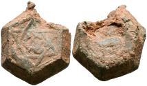 World Coins - PERIODO CALIFAL O TAIFAS. Amuleto-estuche. (Pb. 23,30g/29x29x11mm.) Posiblemente Siglo X-XI. Estuche hexagonal de plomo con las caras laterales recrecidas en el centro. Anv: Estre