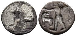 Ancient Coins - BRUTTIUM, Kaulonia. 1/3 Estátera. (Ar. 2,14g/15mm). 500-480 a.C. (SNG ANS 163). Anv: Apolo andando a derecha portando rama y demonio corriendo por su brazo, delante ciervo estante