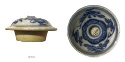 World Coins - teapot lid Collectible blue-on-white porcelain teapot lid - Chinese Kangxi - Shipwreck treasure - Bennebroek