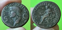 Ancient Coins - AUGUSTUS (27 BC - AD 14) - dupondius - DIVUS AUGUSTUS - struck under his great grandchild Caligula (37 - 41 AD) - Reverse: Augustus seated - VF - nice strong portrait