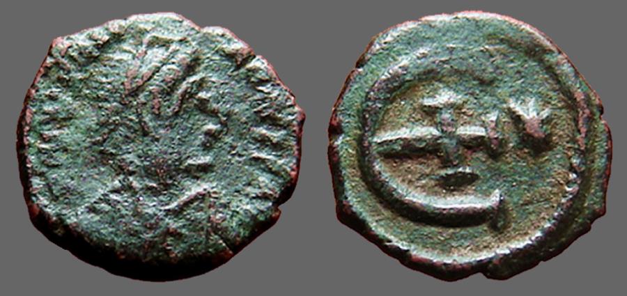 Justinian I Ae Pentanummium E Cross At Center