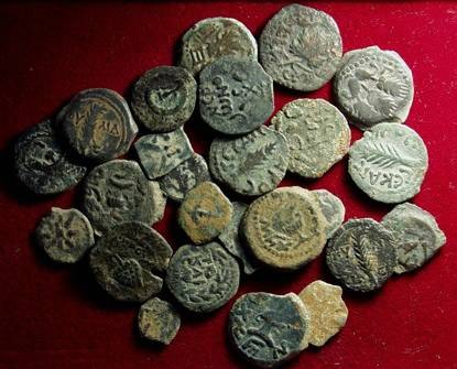 Ancient Coins - JUDAEAN. Lot of 25 Jewish bronze coins.