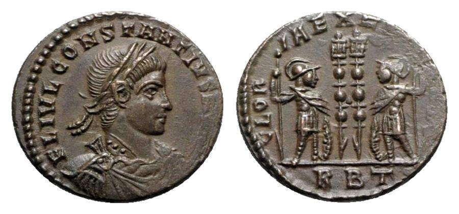 Ancient Coins - Constantius II (Caesar, 324-337). Æ - Rome - R/ Soldiers