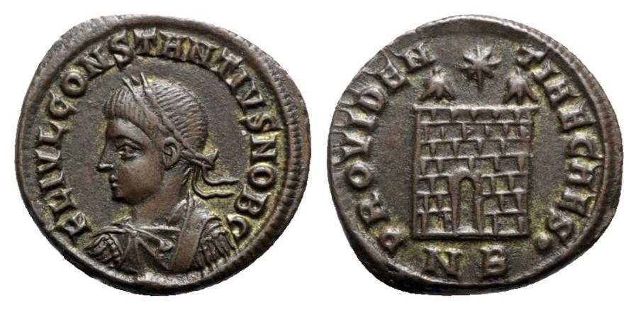 Ancient Coins - Constantius II (Caesar, 324-337). Æ Follis - Nicomedia - R/ Camp-gate